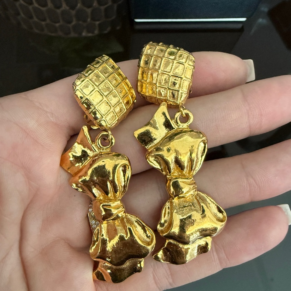 LOT 2100 24K gold plated CHANEL vintage bow dangle clip on earrings - Picture 6 of 10